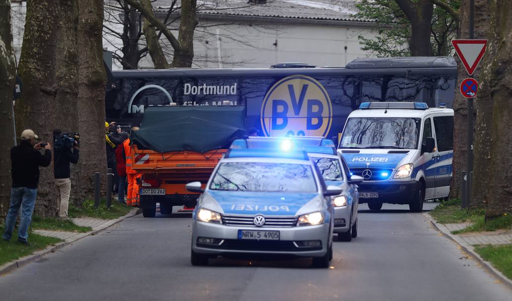 Grandi misure di sicurezza per il pullman del Borussa Dortmund, dopo l&#39;attentato di ieri. Reuters